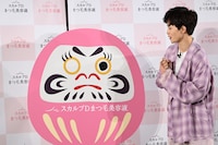 だるまの目入れを完了した草川拓弥（超特急）。