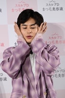 口角を上げるトレーニングを実演する草川拓弥（超特急）。