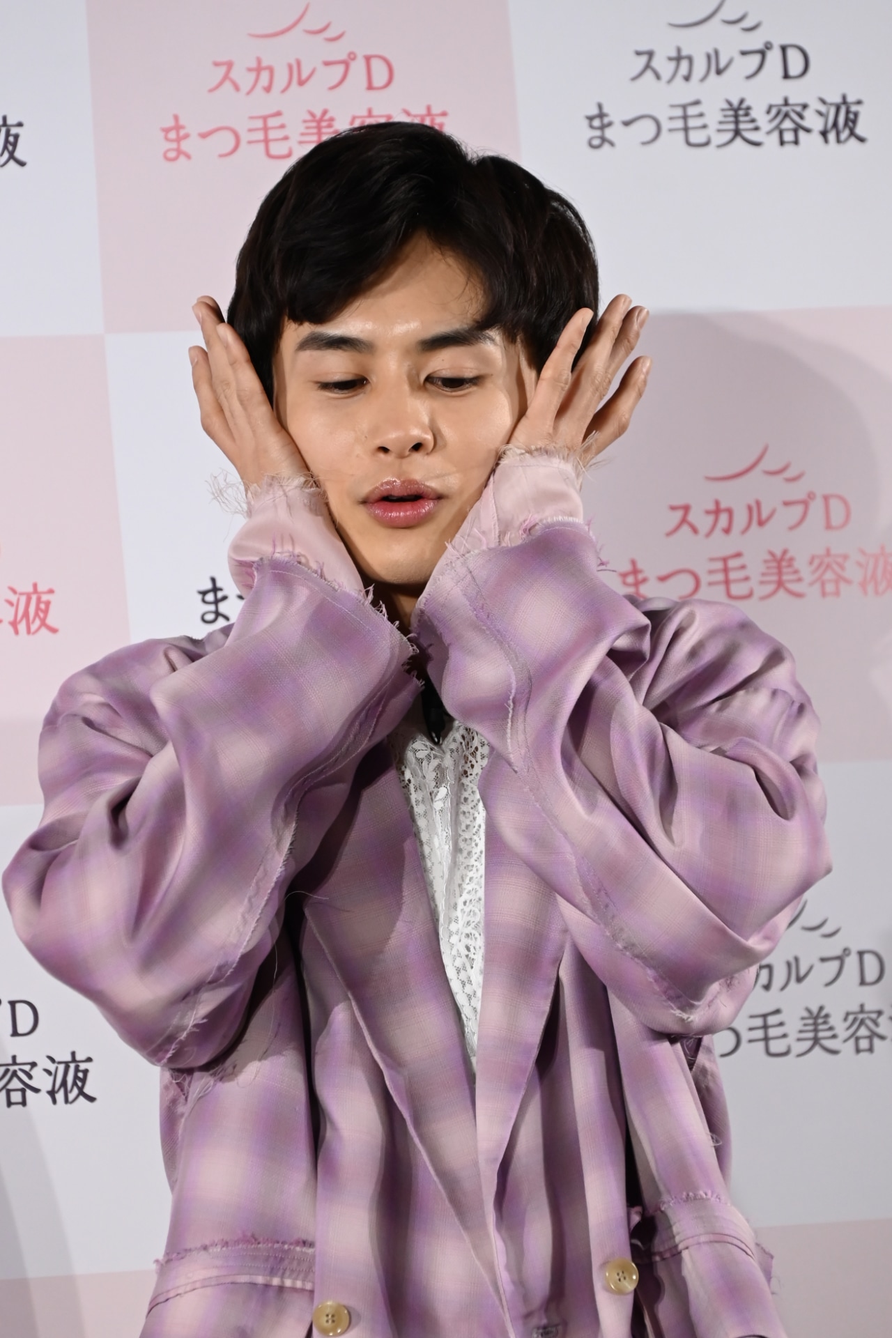 口角を上げるトレーニングを実演する草川拓弥（超特急）。