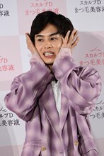 口角を上げるトレーニングを実演する草川拓弥（超特急）。