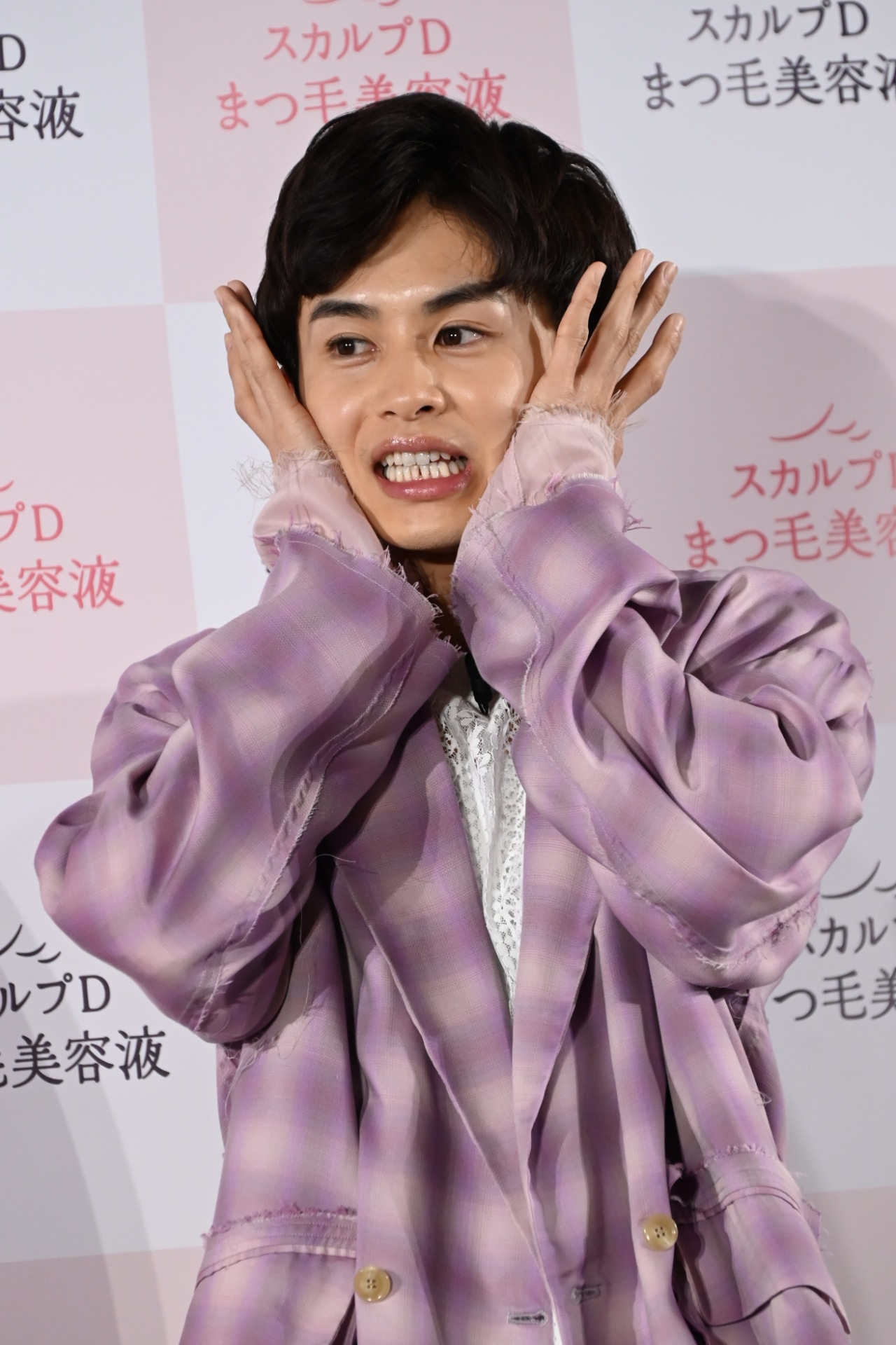 口角を上げるトレーニングを実演する草川拓弥（超特急）。