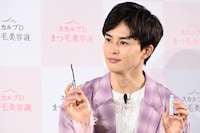 マスカラを手にほほ笑む草川拓弥（超特急）。