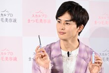 マスカラを手にほほ笑む草川拓弥（超特急）。