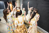 円陣を組んで士気を高めるえびちゅう。