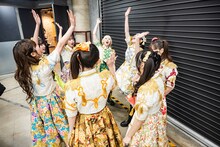 円陣を組んで士気を高めるえびちゅう。