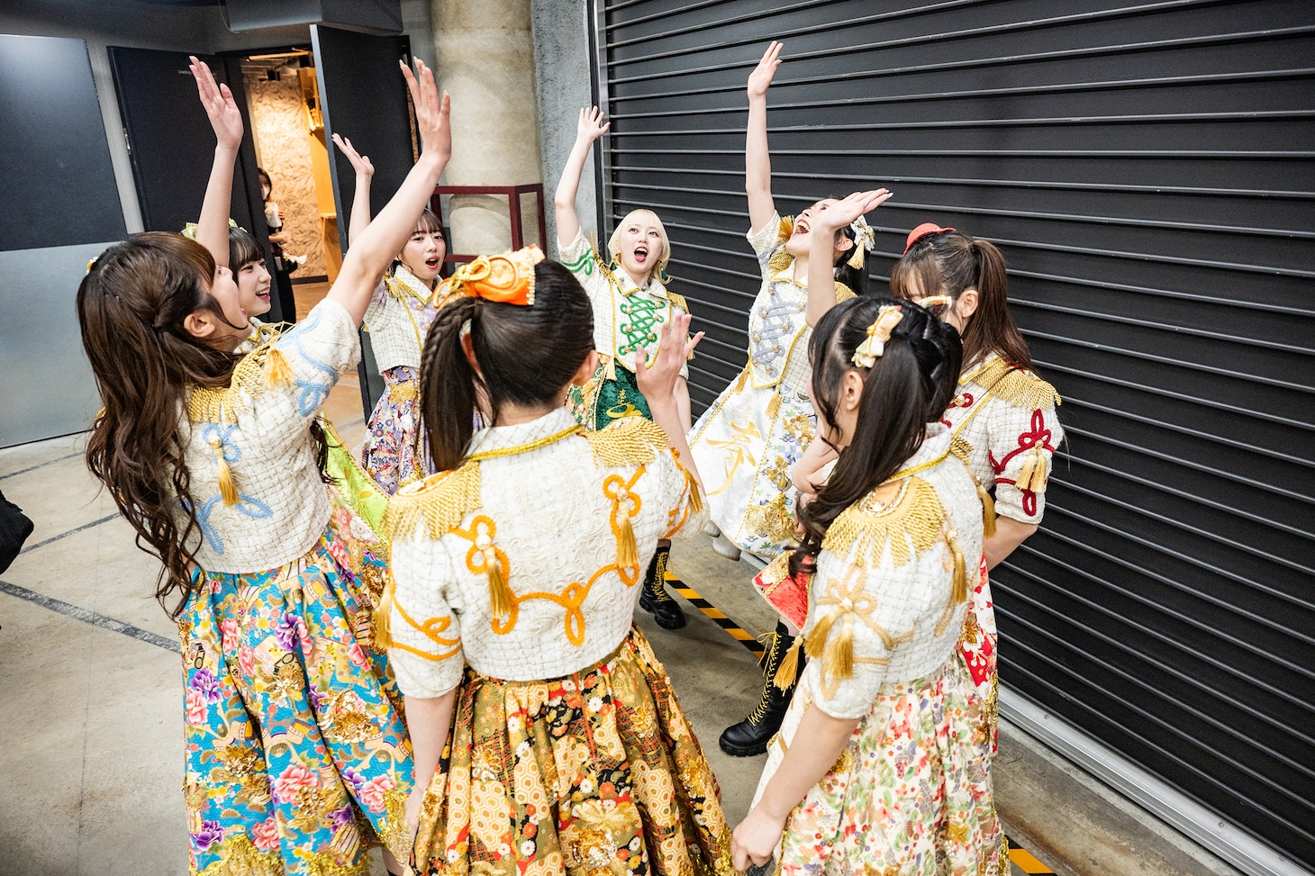 円陣を組んで士気を高めるえびちゅう。