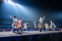 センターステージで歌うえびちゅう。