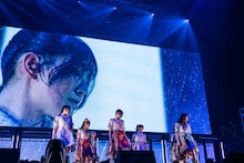 インディーズ時代の初期楽曲「どしゃぶりリグレット」を歌うえびちゅう。