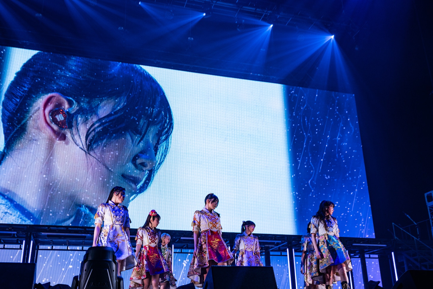 インディーズ時代の初期楽曲「どしゃぶりリグレット」を歌うえびちゅう。