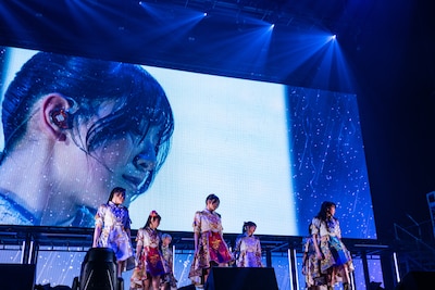 インディーズ時代の初期楽曲「どしゃぶりリグレット」を歌うえびちゅう。