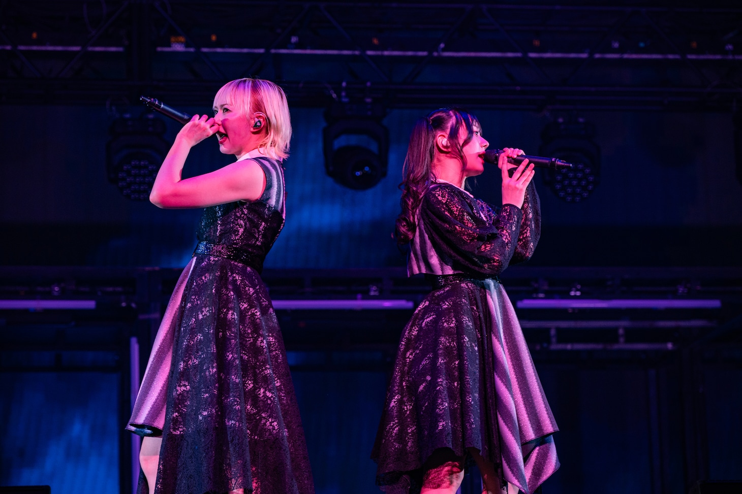 「PANDORA」を披露する安本彩花＆仲村悠菜コンビ。