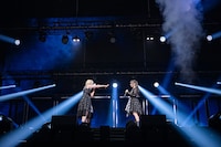 「PANDORA」を披露する安本彩花＆仲村悠菜コンビ。