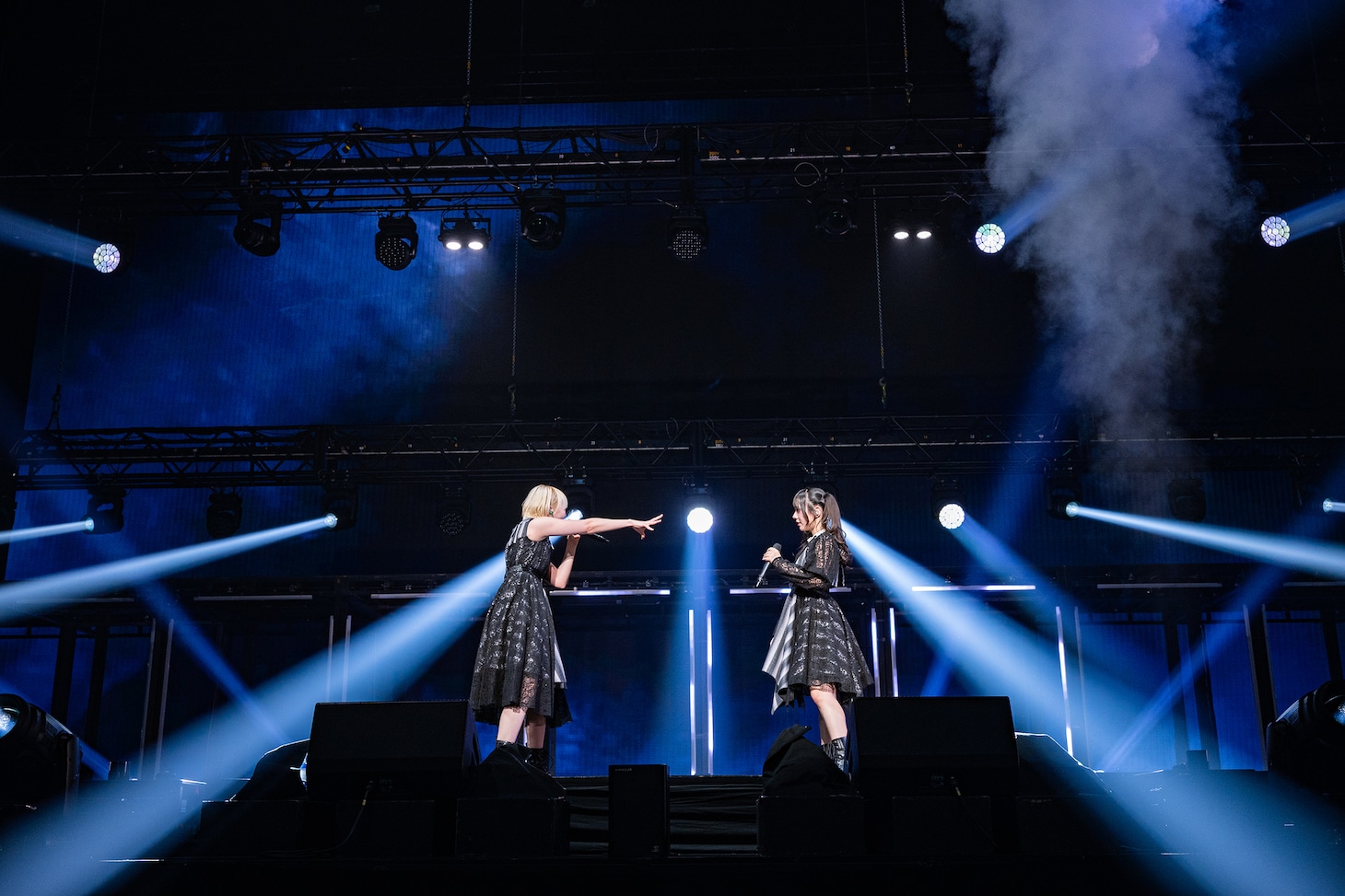 「PANDORA」を披露する安本彩花＆仲村悠菜コンビ。