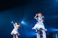 センターステージで「参枚目のタフガキ」を歌う風見和香（左）と中山莉子（右）。