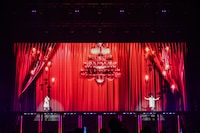 「愛のレンタル」を披露する真山りか＆小久保柚乃コンビ。