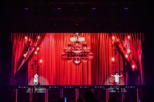 「愛のレンタル」を披露する真山りか＆小久保柚乃コンビ。