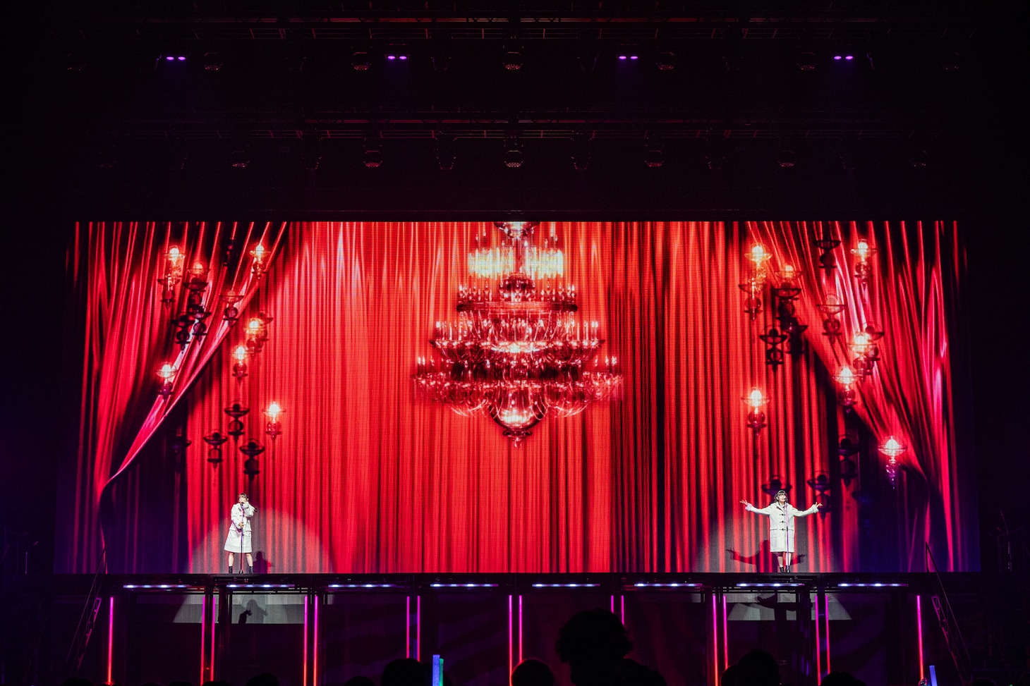 「愛のレンタル」を披露する真山りか＆小久保柚乃コンビ。