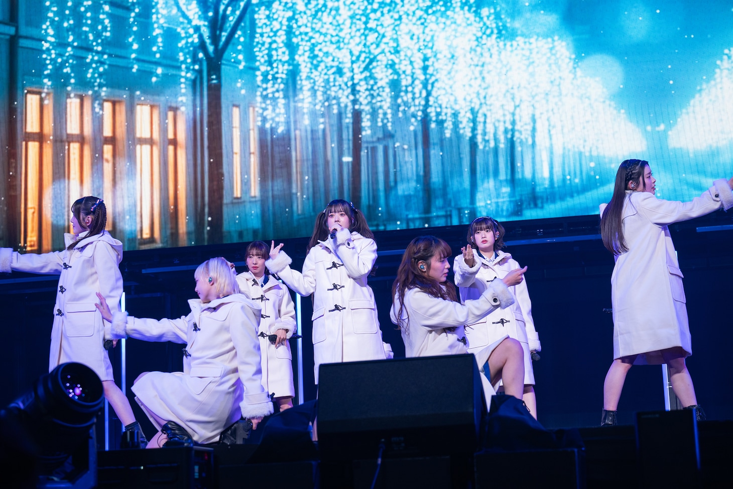 雪景色の中で「Crystal Drop」を歌うえびちゅう。