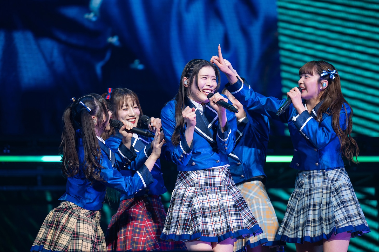 もてあそばれる風見和香（中央）。