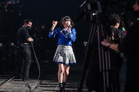 1人でステージを飛び出す小久保柚乃。