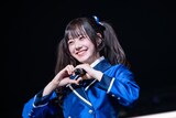 客席にハートを送る仲村悠菜。