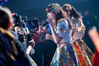 客席通路を駆ける中山莉子。