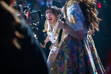 カメラに向かって満面の笑顔を見せる真山りか。