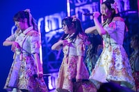 左から真山りか、仲村悠菜、風見和香。