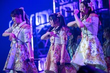 左から真山りか、仲村悠菜、風見和香。