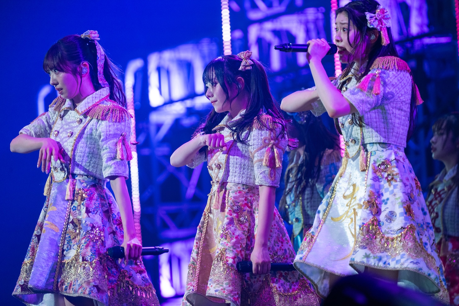 左から真山りか、仲村悠菜、風見和香。