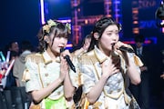 客席通路で歌う小久保柚乃（左）と風見和香（右）。