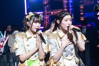 客席通路で歌う小久保柚乃（左）と風見和香（右）。