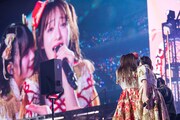ムービーカメラで遊ぶ小久保柚乃と桜木心菜。