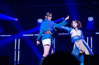 「BLUE DIZINESS」を披露する桜木心菜＆桜井えまコンビ。