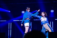 「BLUE DIZINESS」を披露する桜木心菜＆桜井えまコンビ。