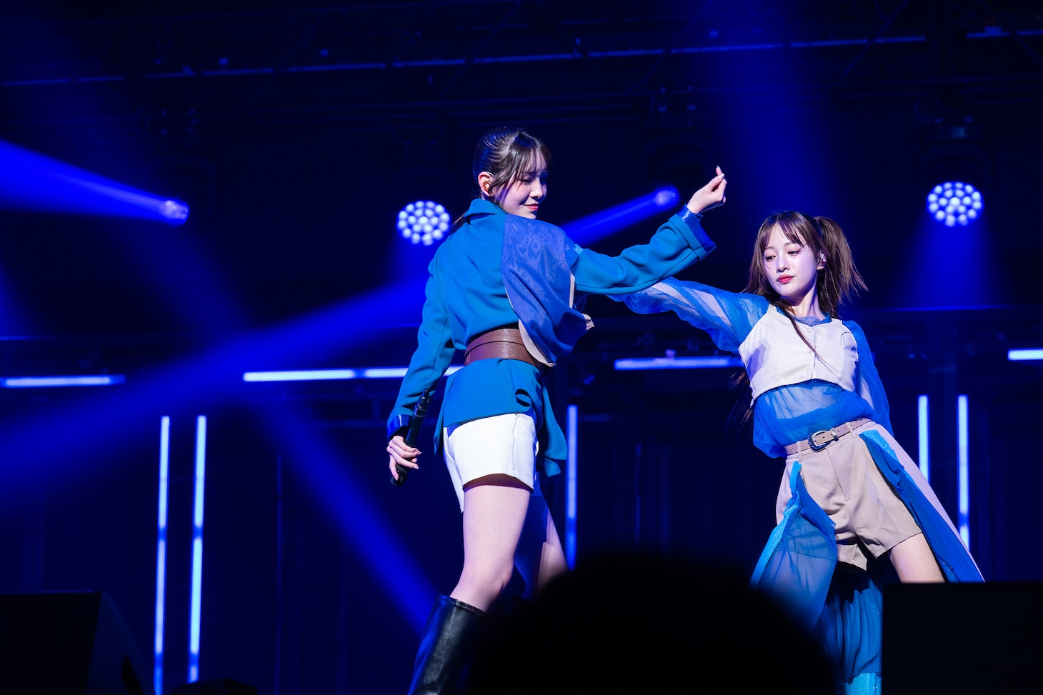 「BLUE DIZINESS」を披露する桜木心菜＆桜井えまコンビ。