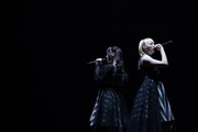 「PANDORA」を披露する安本彩花＆仲村悠菜コンビ。