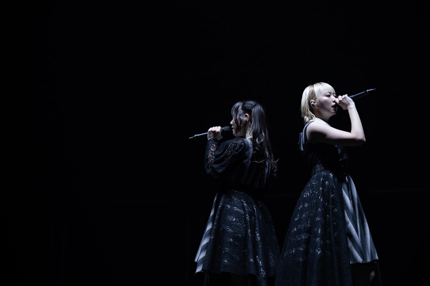 「PANDORA」を披露する安本彩花＆仲村悠菜コンビ。