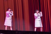 「愛のレンタル」を披露する真山りか＆小久保柚乃コンビ。