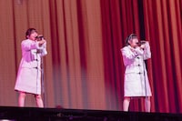 「愛のレンタル」を披露する真山りか＆小久保柚乃コンビ。