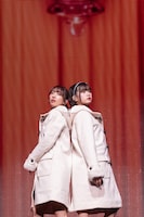 「愛のレンタル」を披露する真山りか＆小久保柚乃コンビ。