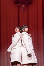 「愛のレンタル」を披露する真山りか＆小久保柚乃コンビ。