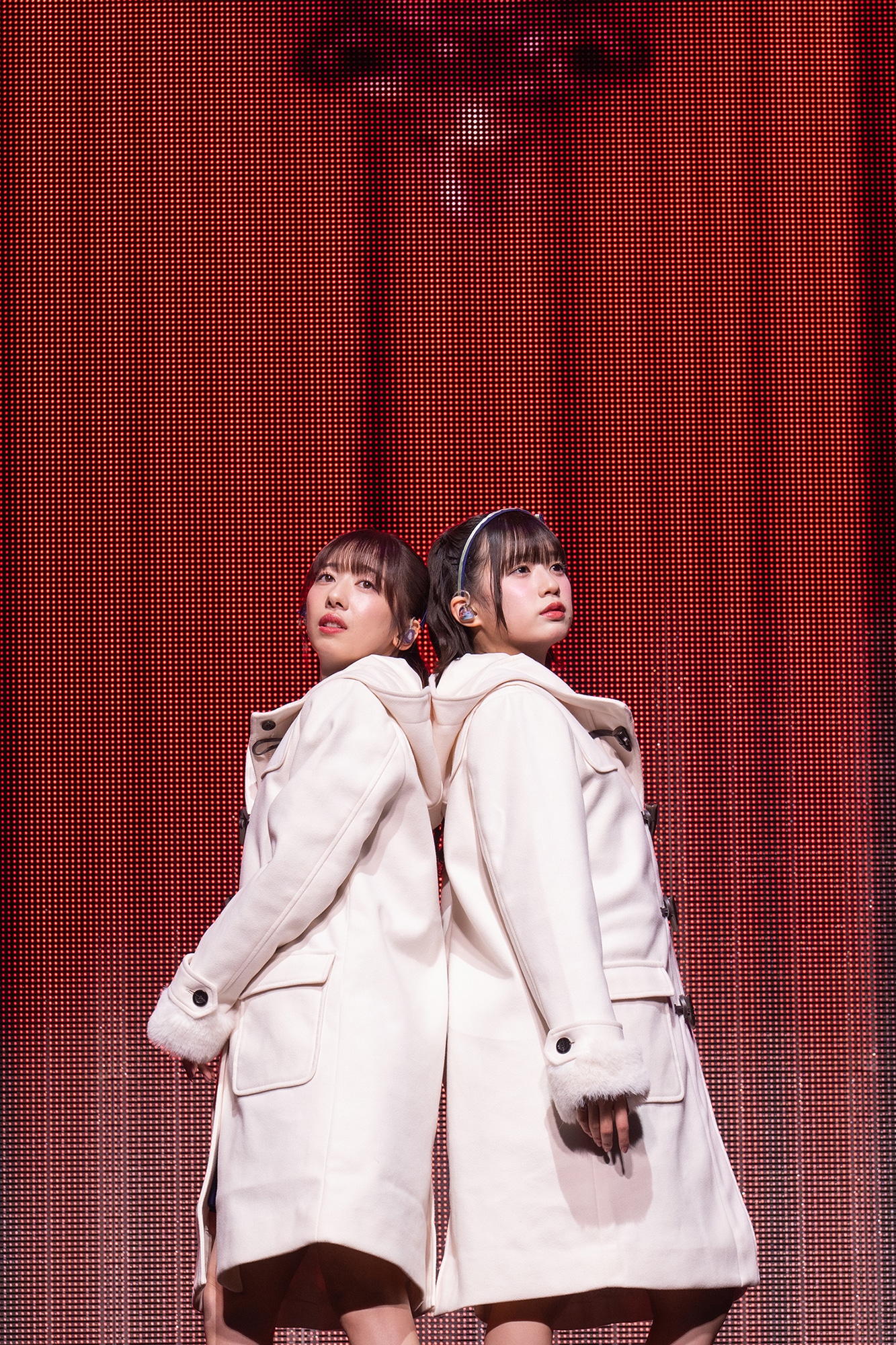 「愛のレンタル」を披露する真山りか＆小久保柚乃コンビ。