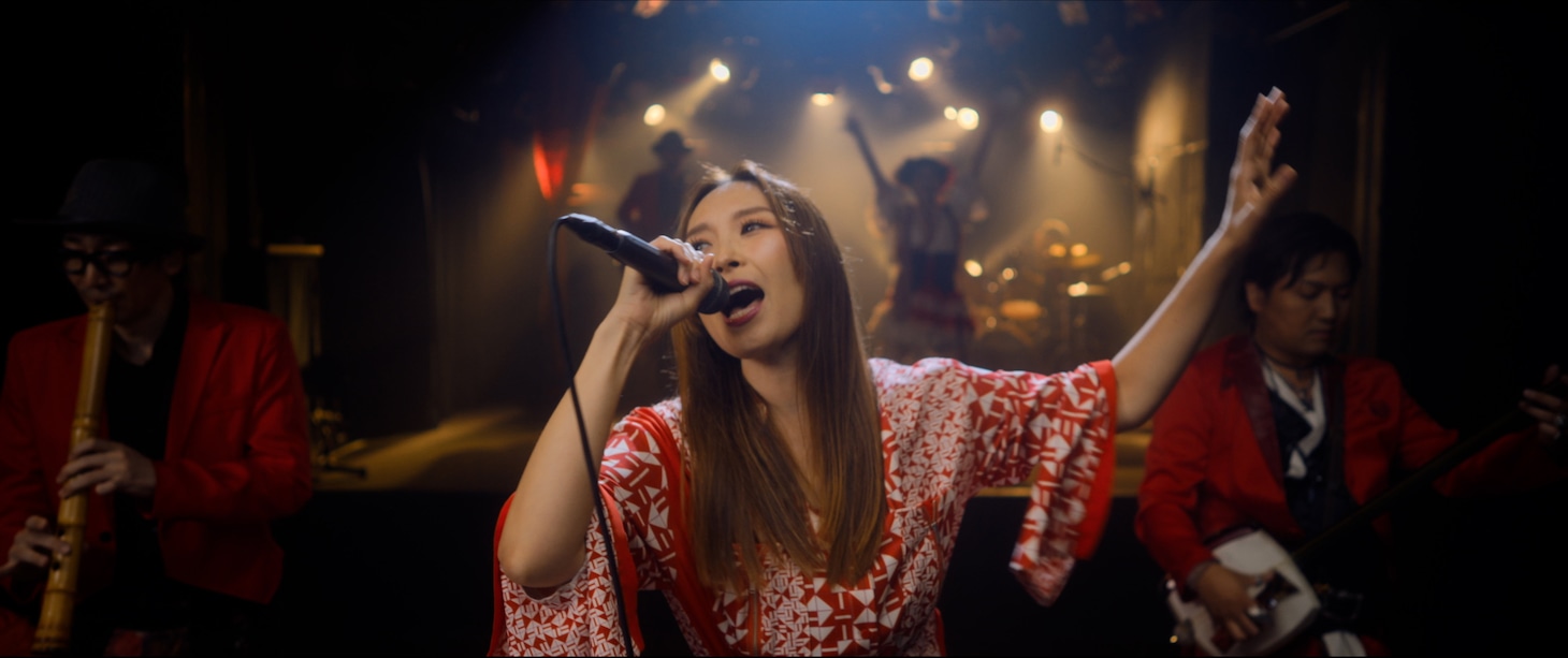 愛内里菜「紅⾳詩」ミュージックビデオより。