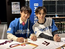 エスコンフィールドを視察した阿部顕嵐と岩橋玄樹。