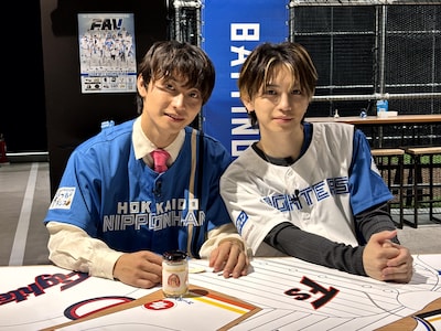 エスコンフィールドを視察した阿部顕嵐と岩橋玄樹。