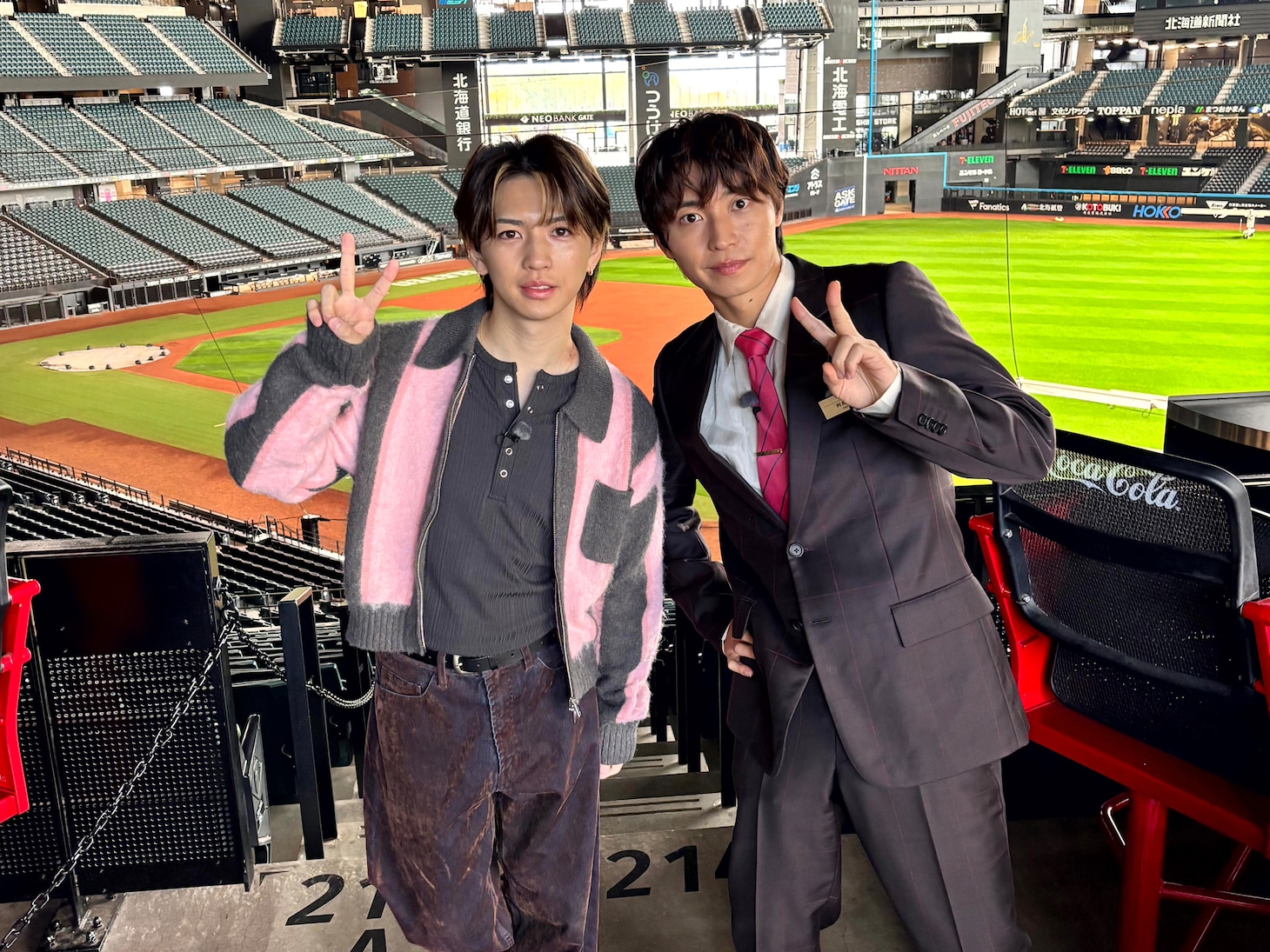 エスコンフィールドを視察した岩橋玄樹と阿部顕嵐。