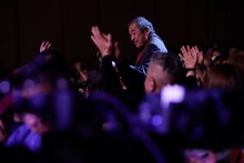 客席からギターを弾きながら登場する吾妻光良。（撮影：山本佳代子）