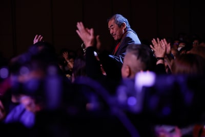 客席からギターを弾きながら登場する吾妻光良。（撮影：山本佳代子）