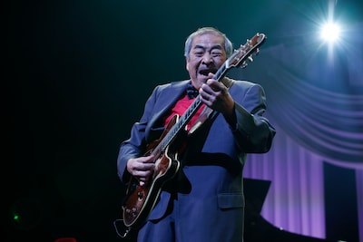 吾妻光良（Vo, G）（撮影：山本佳代子）